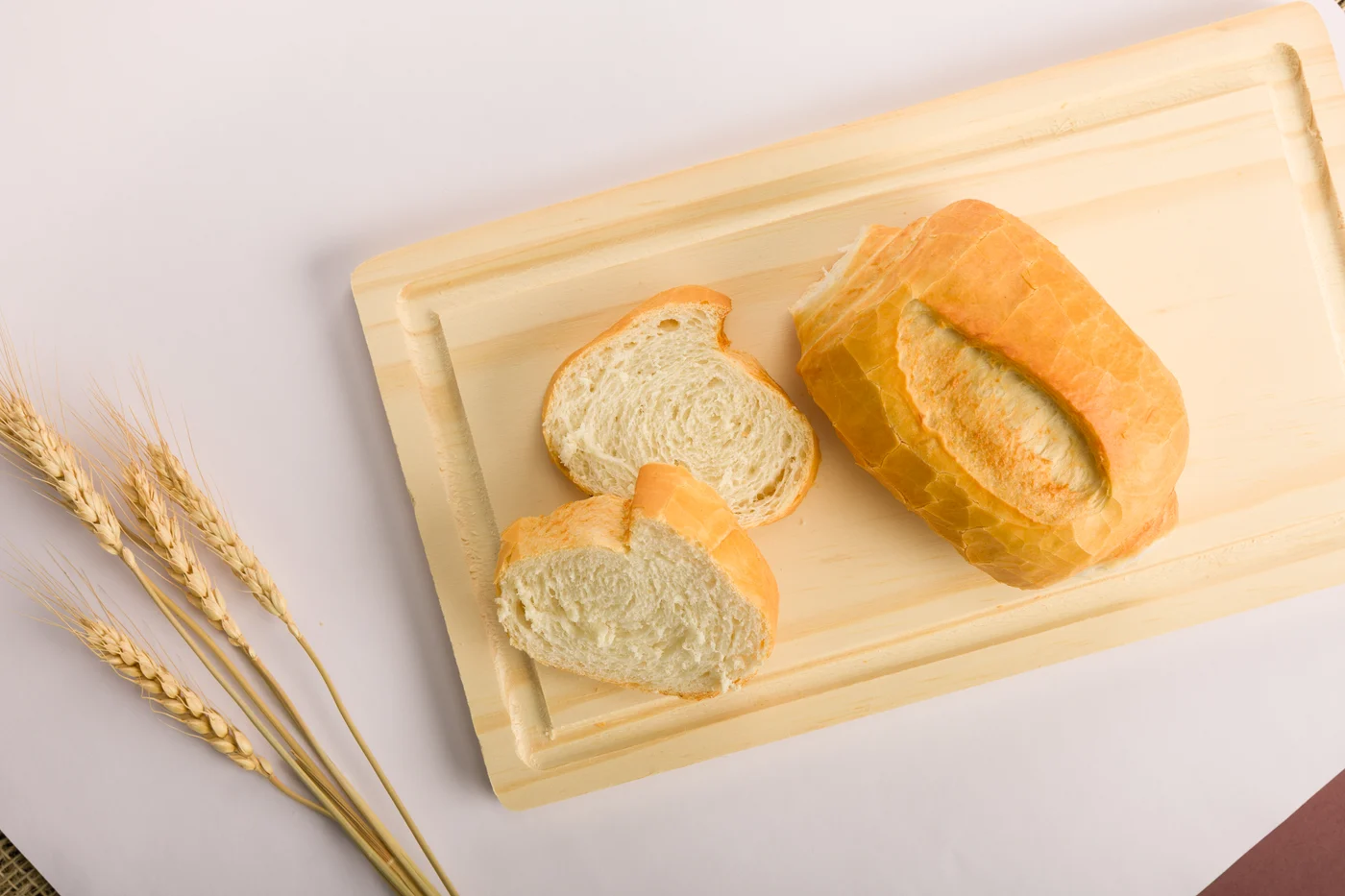 Pão partido sobre uma tábua